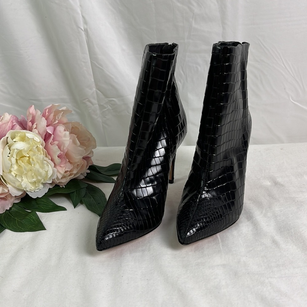 SCHUTZ Crocodile-Embossed Ankle Bootie Black Leather Stiletto Back Zip Size 5.5B - Picture 2 of 8